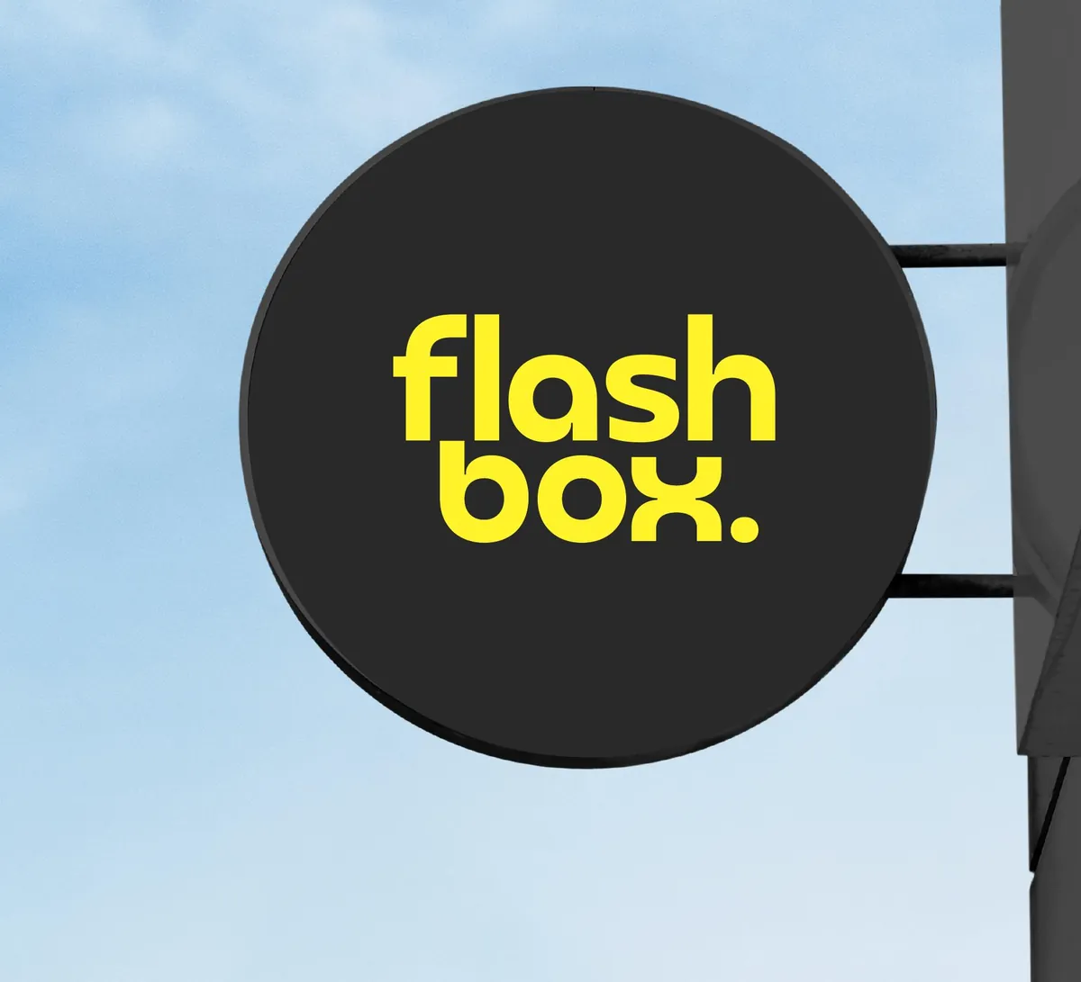 El rótulo circular de Flash Box en la fachada de un local